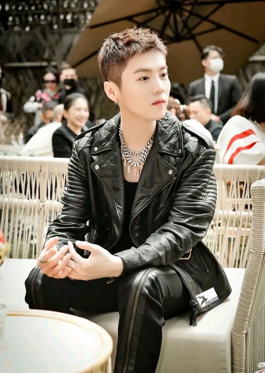 鹿晗的短发造型是标准的精神小伙,寸头搭配皮衣戴大金链子,又霸气又酷