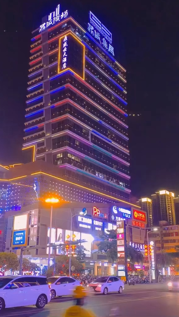 湛江鼎盛广场的夜景美丽大湛江地理位置不输于北上广
