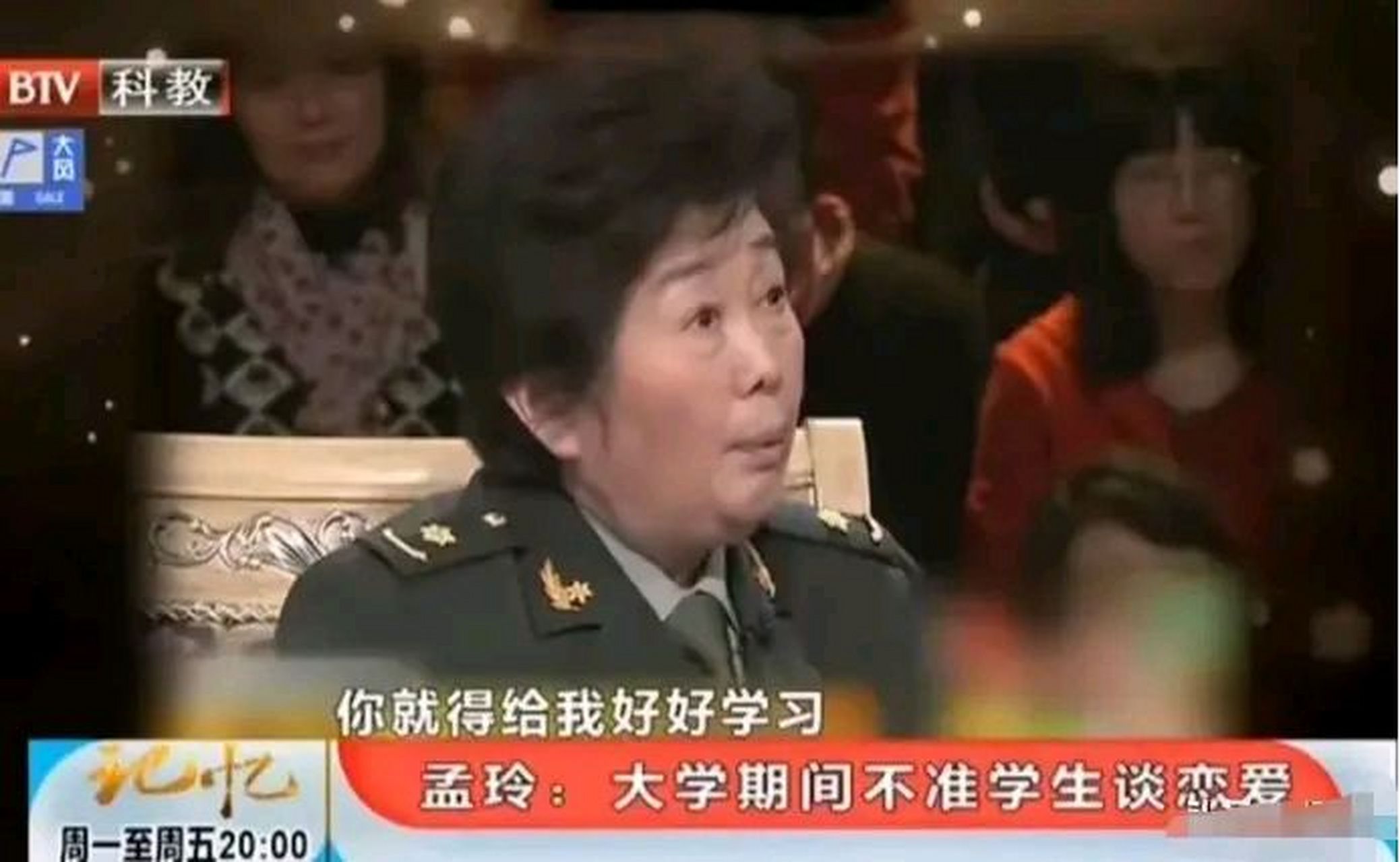 歌唱家王宏伟40岁还没有找到另一半,有一次去新疆演出,一位老朋友也替