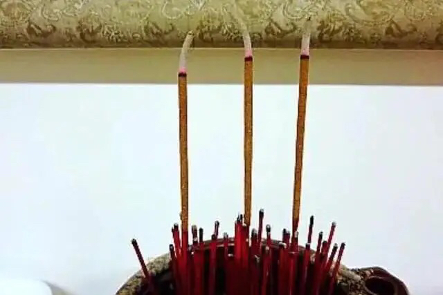 俗话说:"人怕三长两短,香忌二短一长"啥意思