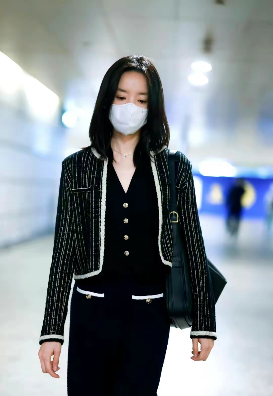 网友:董洁现身机场,条纹小香风外套搭配直筒裤,精致利落又时髦