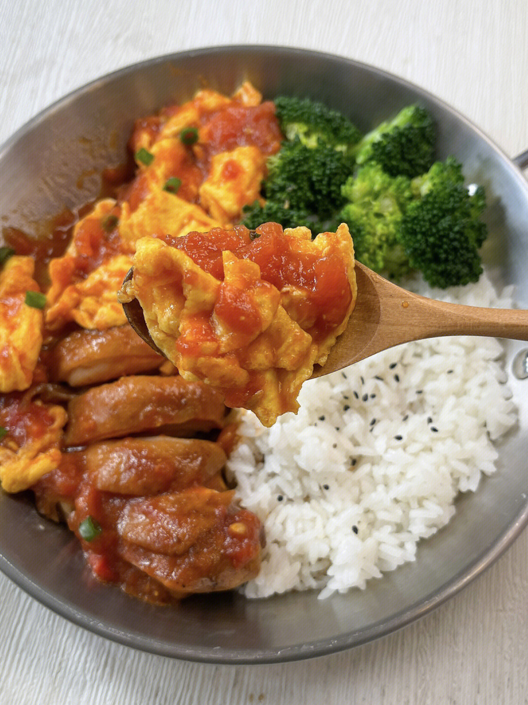 鸡腿,西兰花,米饭 制作步骤: 1鸡腿剔骨加入番茄鸡排饭黑椒味鸡扒米饭