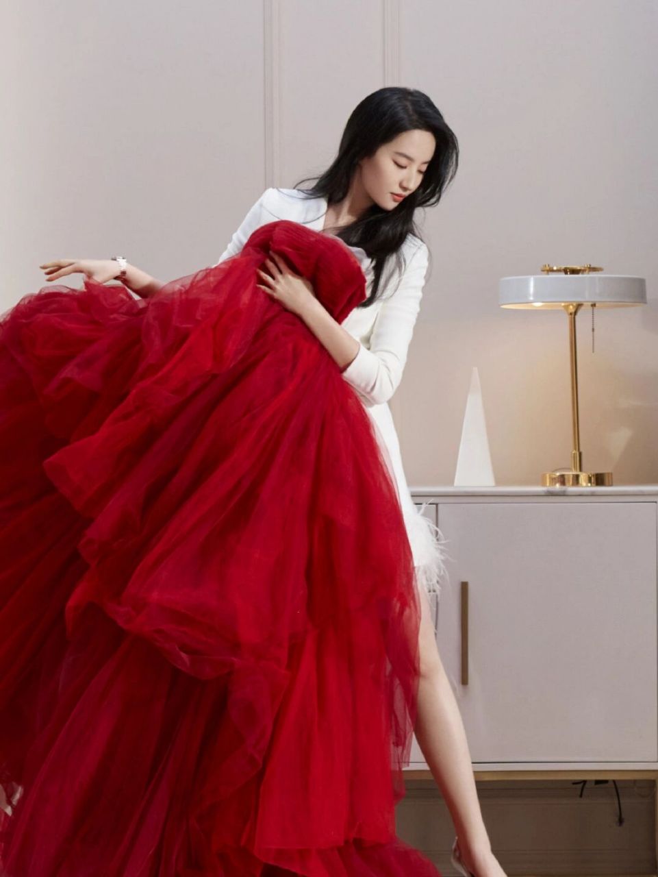 这不,刘亦菲穿一袭红色抹胸礼服裙,洋溢着幸福与热情,高贵优雅显