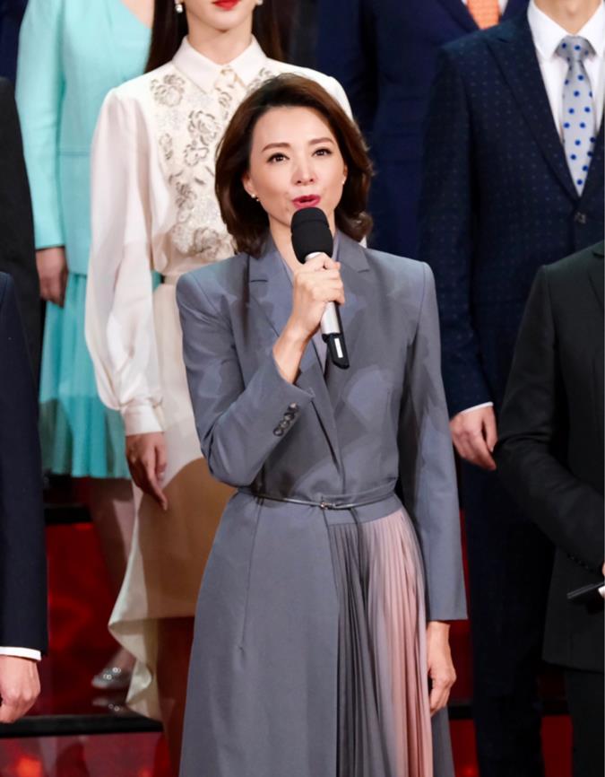 董卿国外红毯美得发光!穿中国风刺绣长裙大气温婉,真给国人长脸