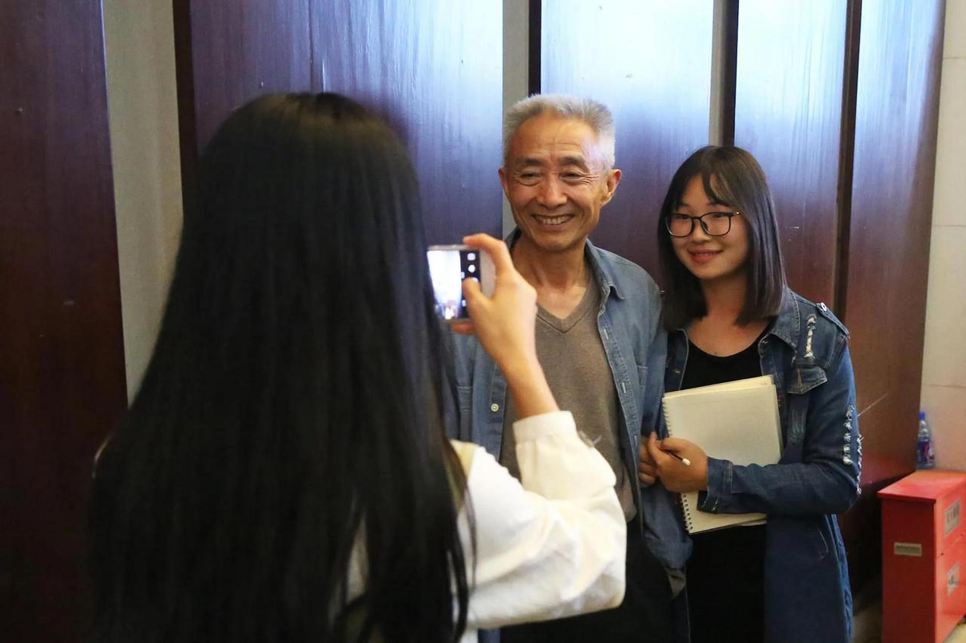 "流 氓教授"上课时,一个女大学生突然站起来质问:"李白一辈子不务正业