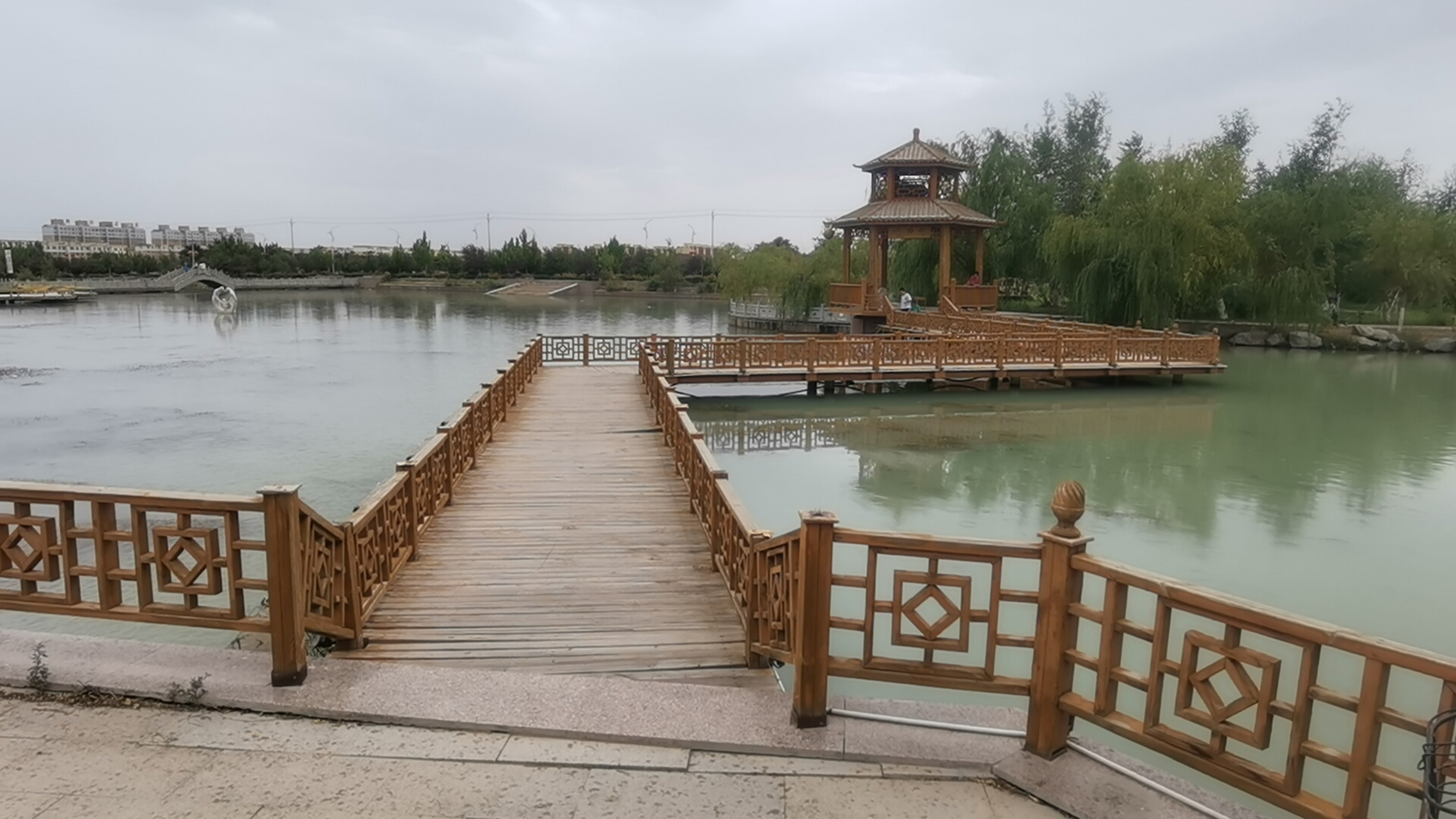 新疆巴州和静县城区公园的江南美景