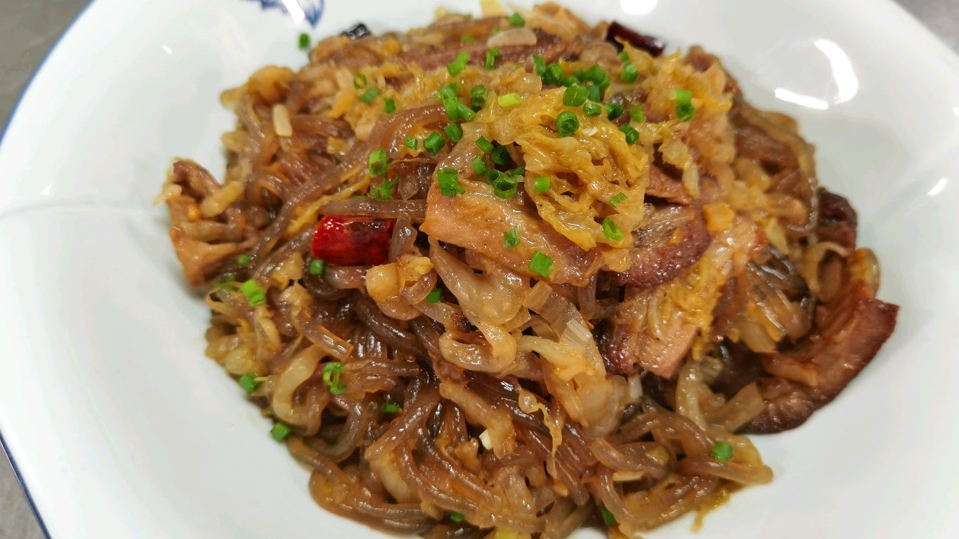 地道东北家常菜:“酸菜炒粉条”的家常做法,看酒店大厨如何操作