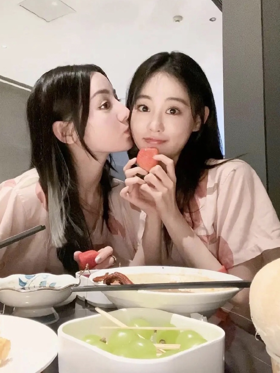 迪丽热巴祝绪丹相携蒸桑拿,相互亲吻很甜蜜