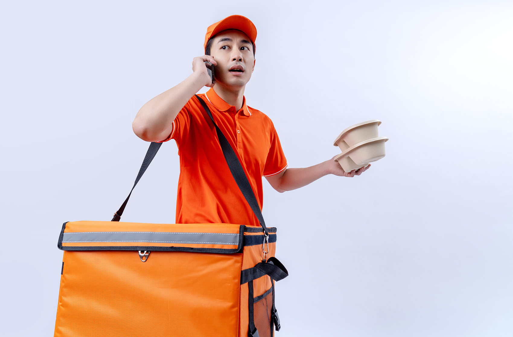 "外卖小哥"的英语表达:从"食物配送员"到"城市食品大使"