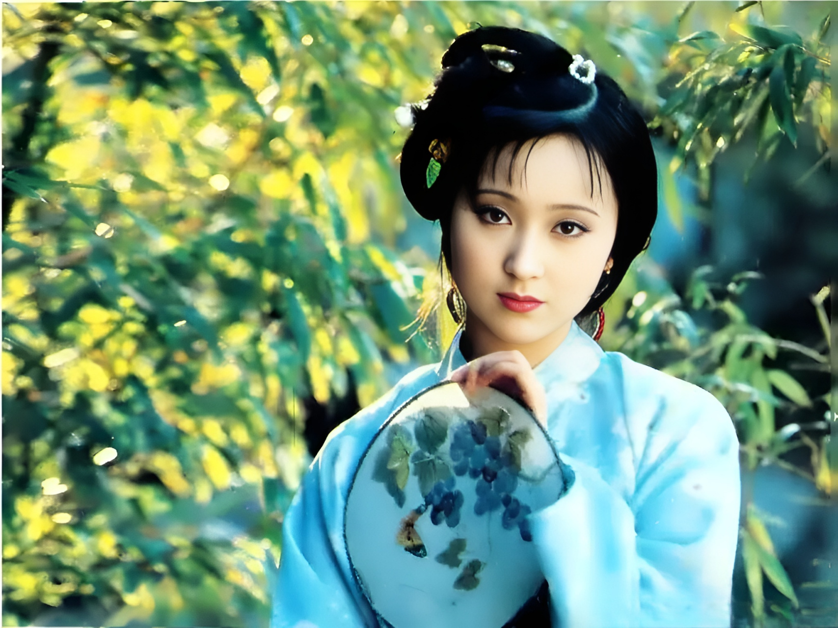 1984年,18岁的陈晓旭进入《红楼梦》剧组饰演林黛玉,除了给了她爆红的