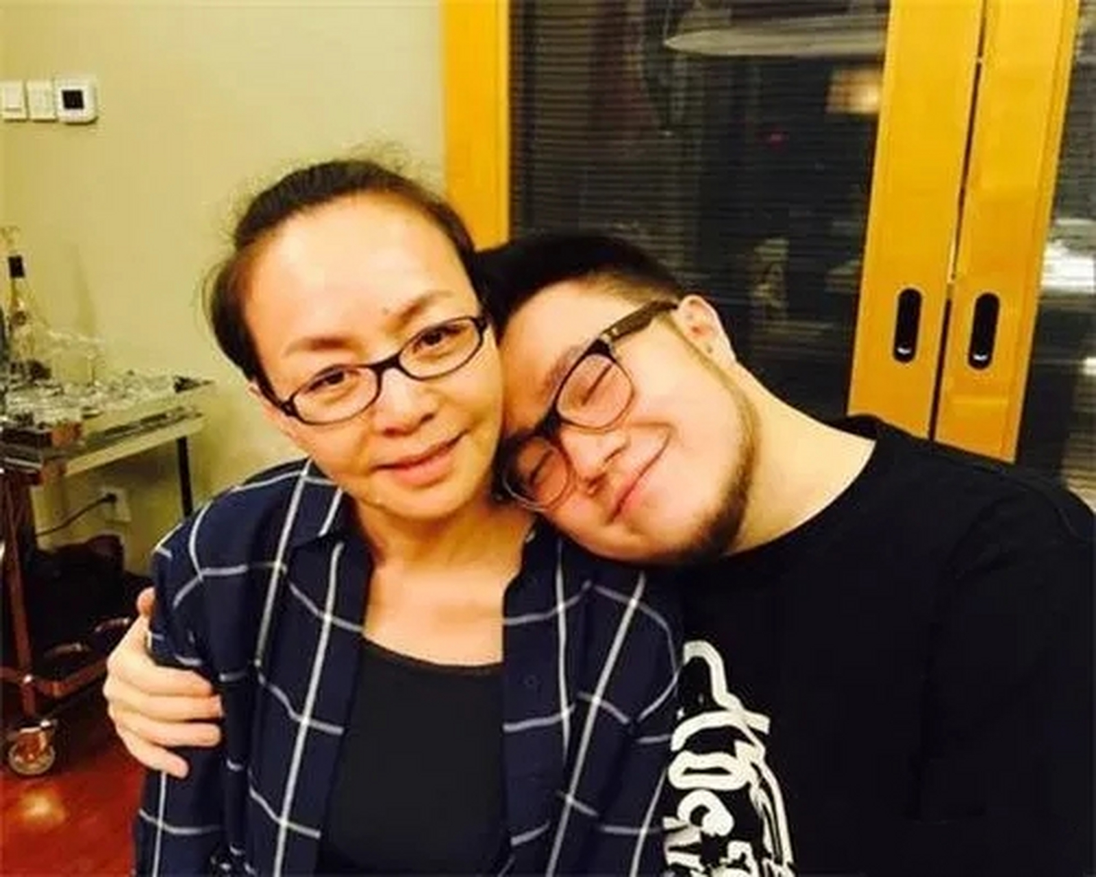 当宋丹丹在北京的亿万豪宅里享受的时候,儿子巴图和老婆孩子,却挤在