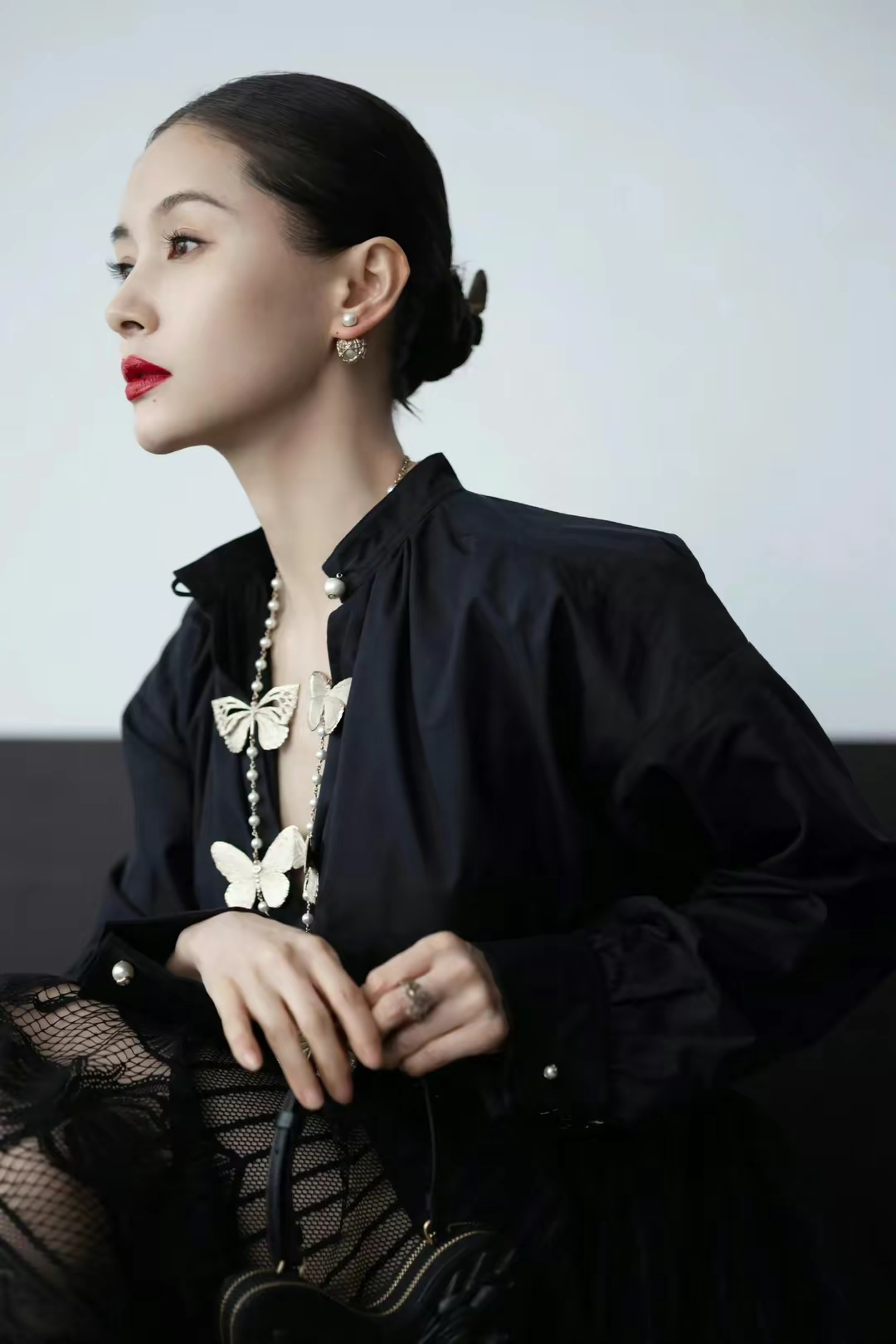 王子文最新美照分享,黑色衬衫配蕾丝镂空长裙,蝴蝶项链很优雅!