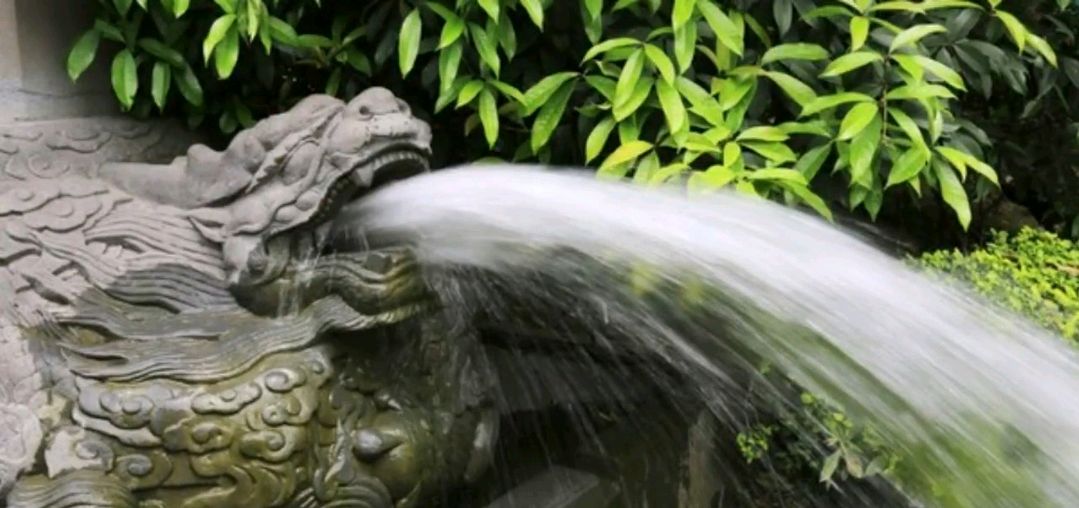 北京遭遇大雨,故宫再现"千龙吐水"