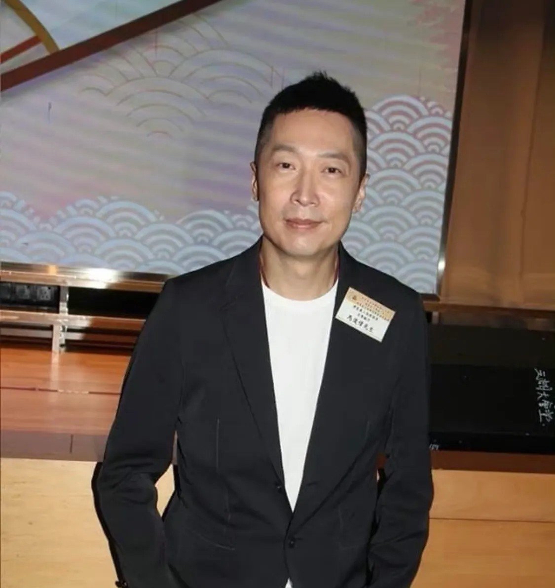 近日备受网友称赞为勤奋好学的艺人马浚伟亮相一场慈善活动却传出他