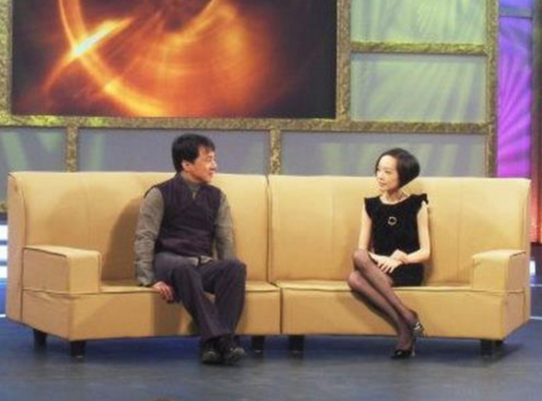 成龙大哥在鲁豫有约节目中坦率承认曾参与假慈善的经历,引发社会广泛