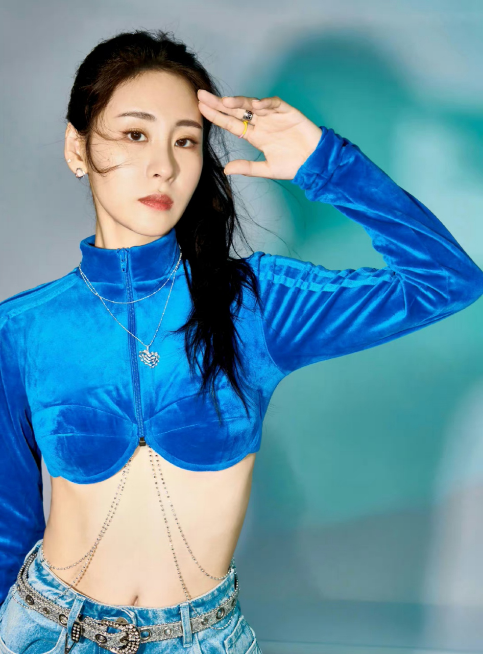 张碧晨# 甜美清纯的颜值,丰满傲人的事业线,前凸后翘,性感撩人的