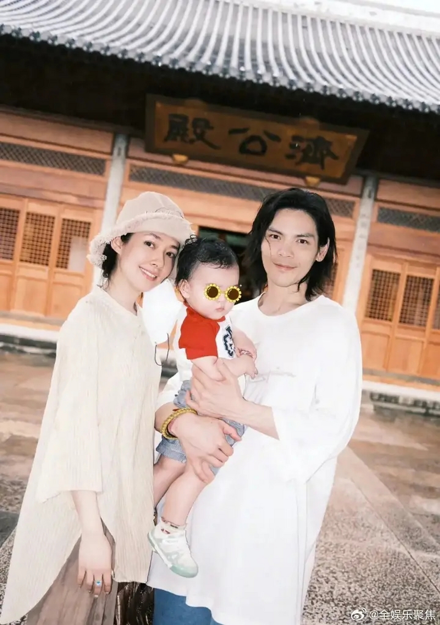 郭碧婷icon带着比自己还要漂亮的女儿小奶黄来给老公和爸爸探班.