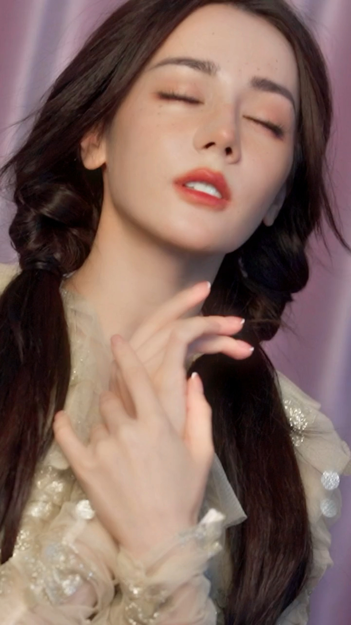 迪丽热巴兔年雀斑妆容,真的很漂亮-度小视