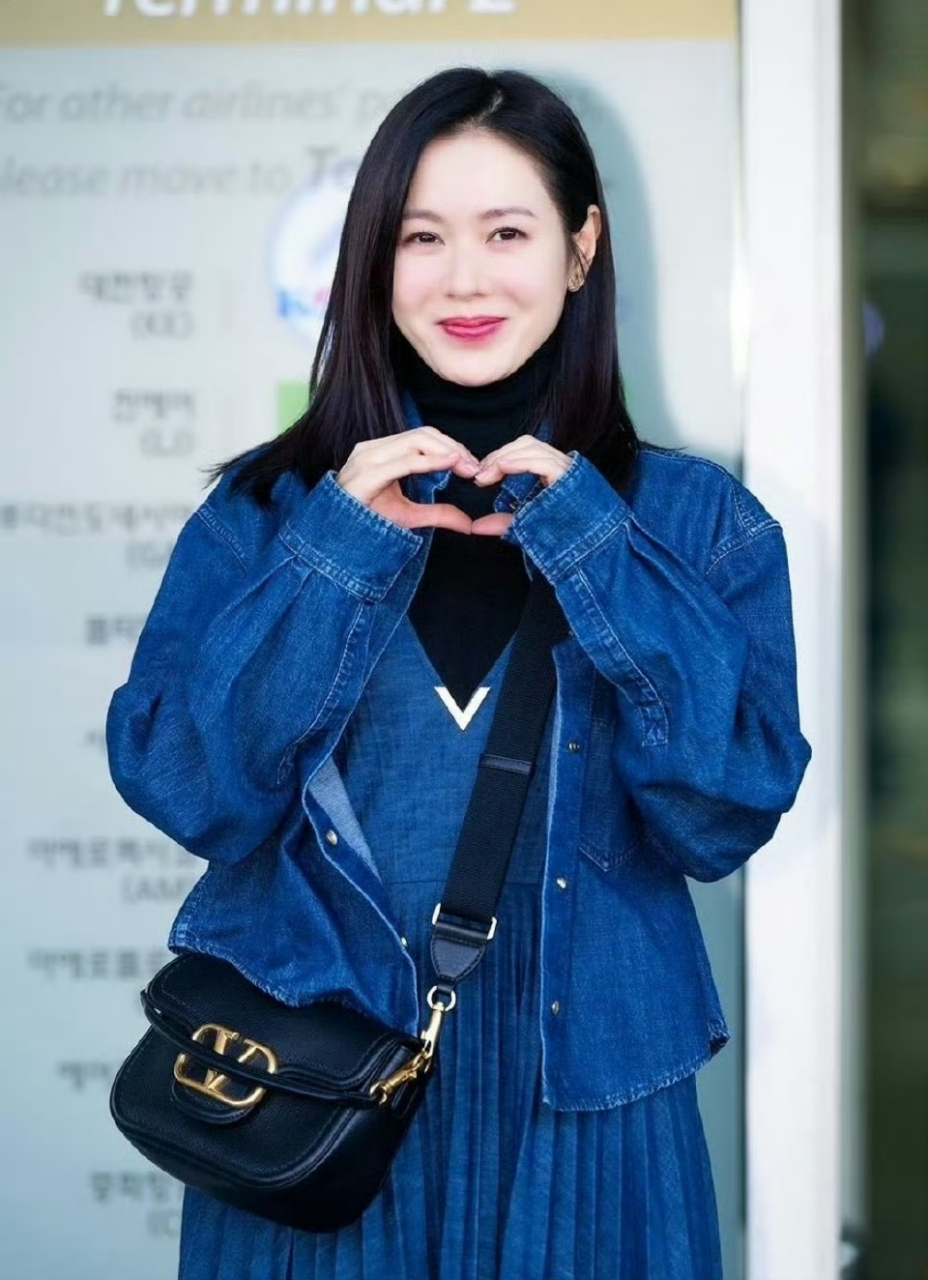 孙艺珍近期机场照片曝光～一身牛仔蓝的百褶长裙,内搭黑色针织衫,外搭