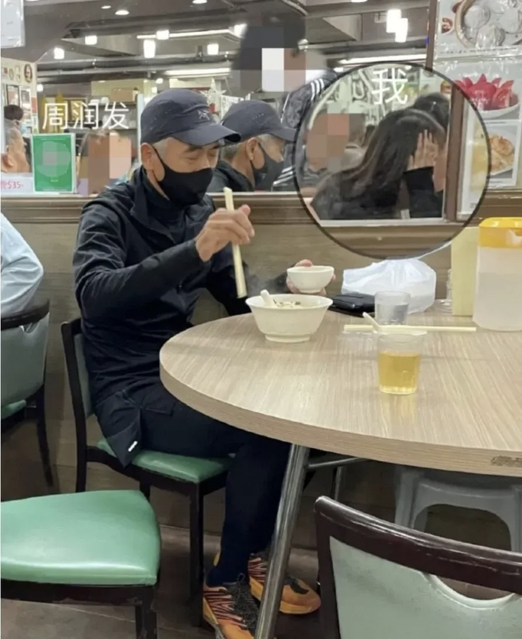 香港一位女网友去餐厅吃饭时捕获"野生周润发"的身影,她表示那时在