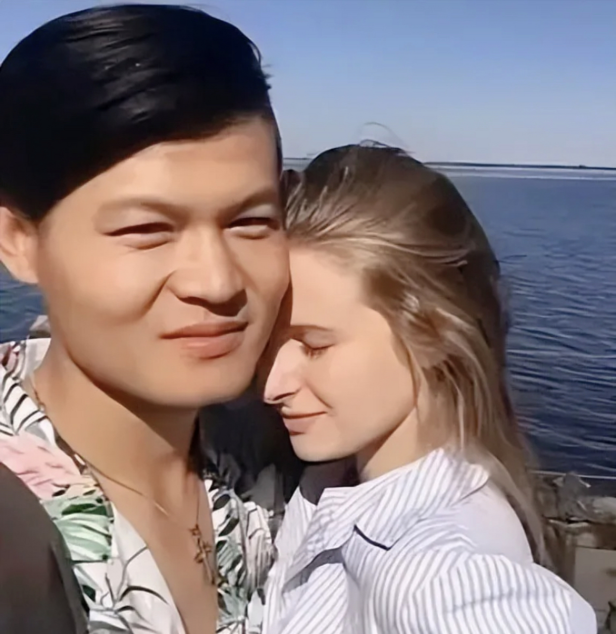 2021年,28岁的内蒙小伙娶了19岁乌克兰媳妇,婚礼当晚,新娘把一个包硬