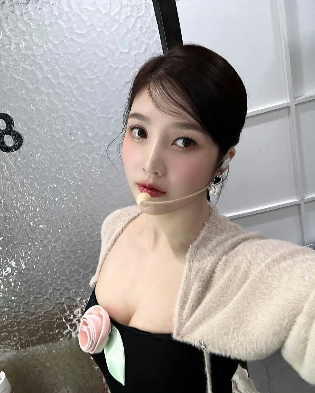 通过社交平台发布自拍的joy朴秀荣