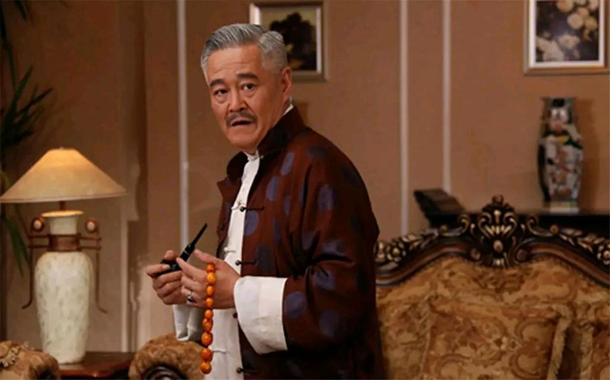 成龙为了平息事端,请臧天朔到豪华饭店吃饭,不料臧天朔直接把酒桌掀翻