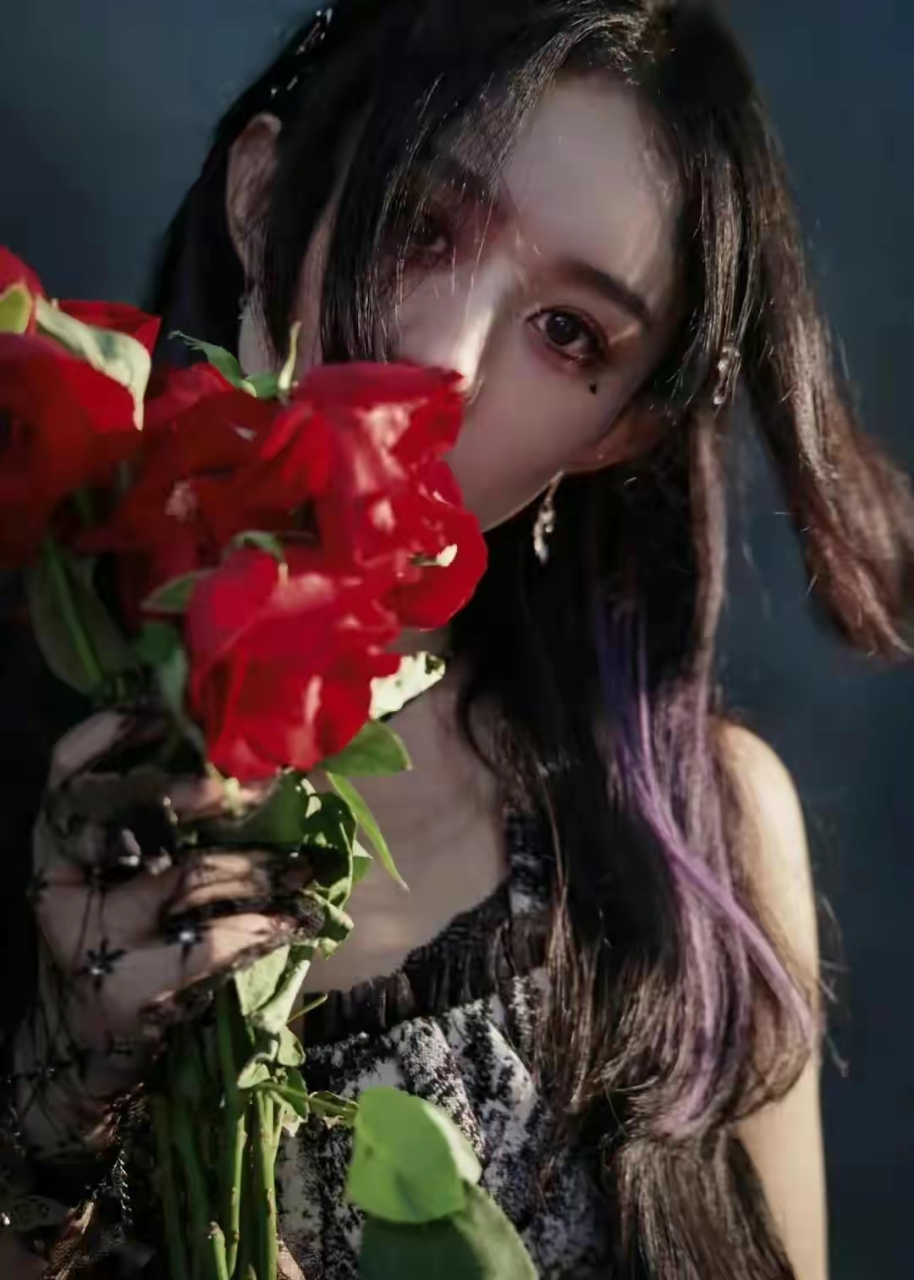 赵丽颖这组照片绝绝子,蕾丝,玫瑰,泪痣,清冷气质,一点小性感  赵丽颖