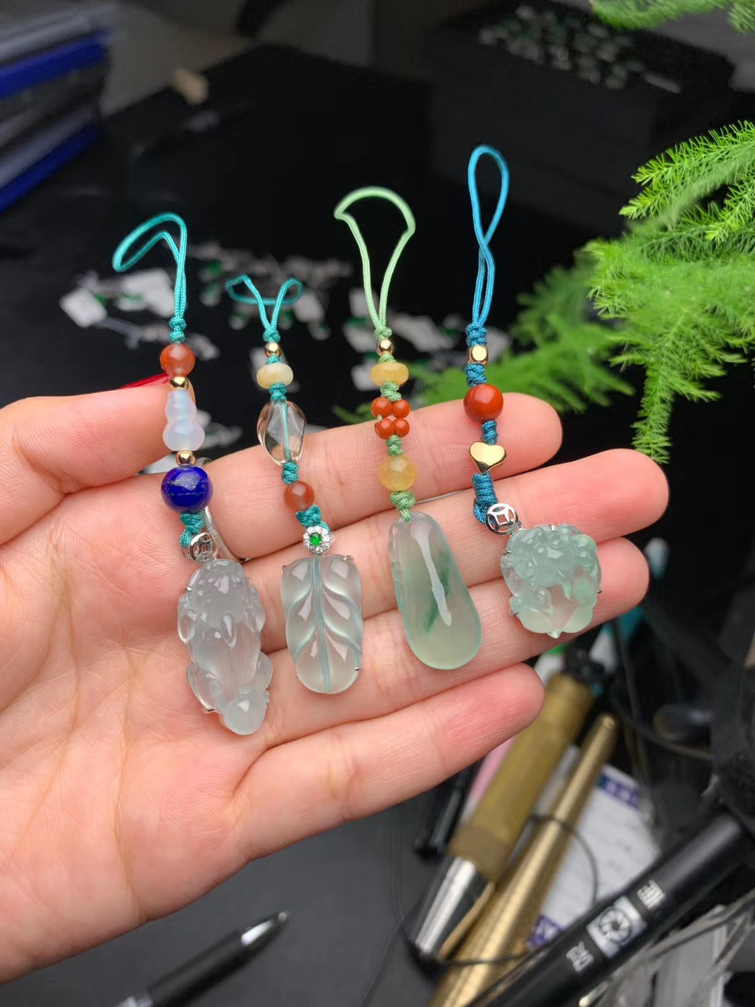 别样的翡翠手机链