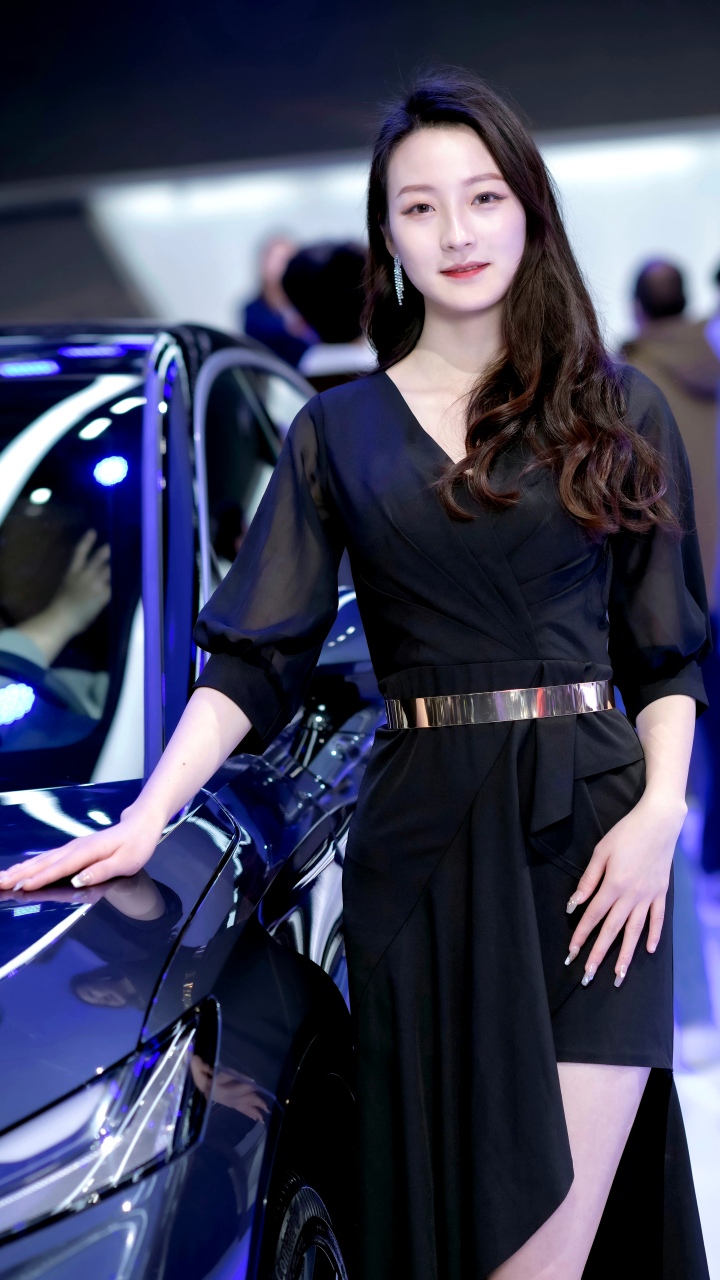 温婉大方的长发黑裙美女车模小姐姐 #美女车模
