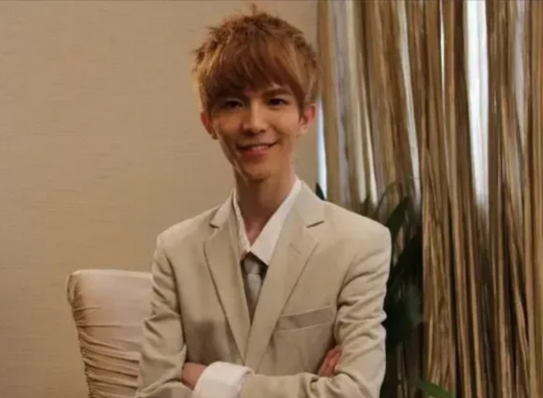 2014年,郭敬明在上海看到一个别墅区的房子,他问助理:"这房子多少钱?