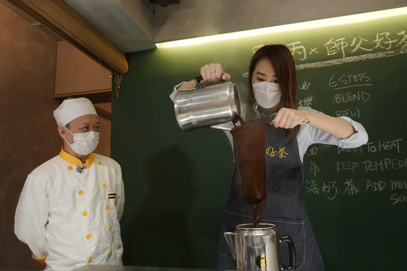 阿叔深水埗开班教冲奶茶!有港男弃月薪6万的工作学做奶茶