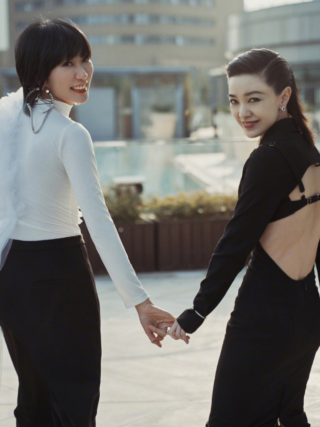 郭采洁与阿肆合拍大片,个性美里藏着冷酷叛逆与张狂