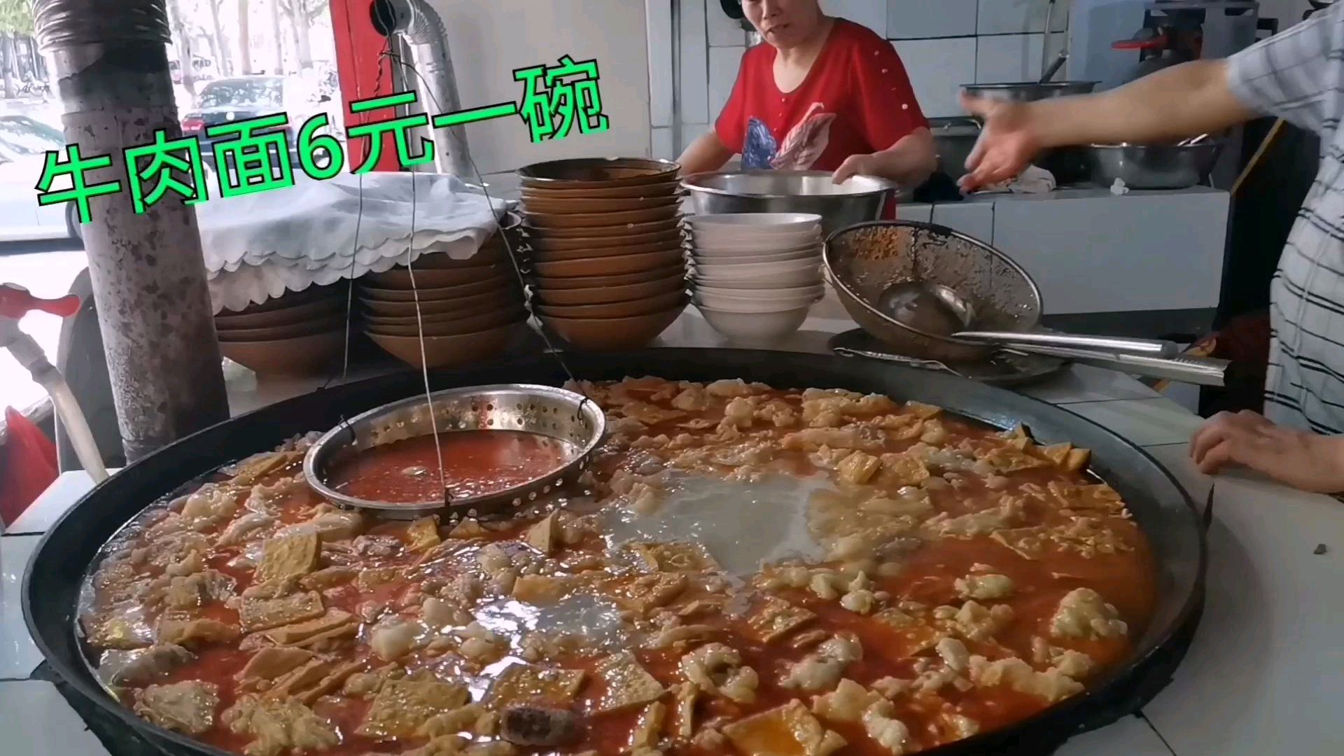 临沂这家店汤锅真霸气,牛骨豆腐鸡蛋一锅煮,6元大碗牛肉面吃到撑