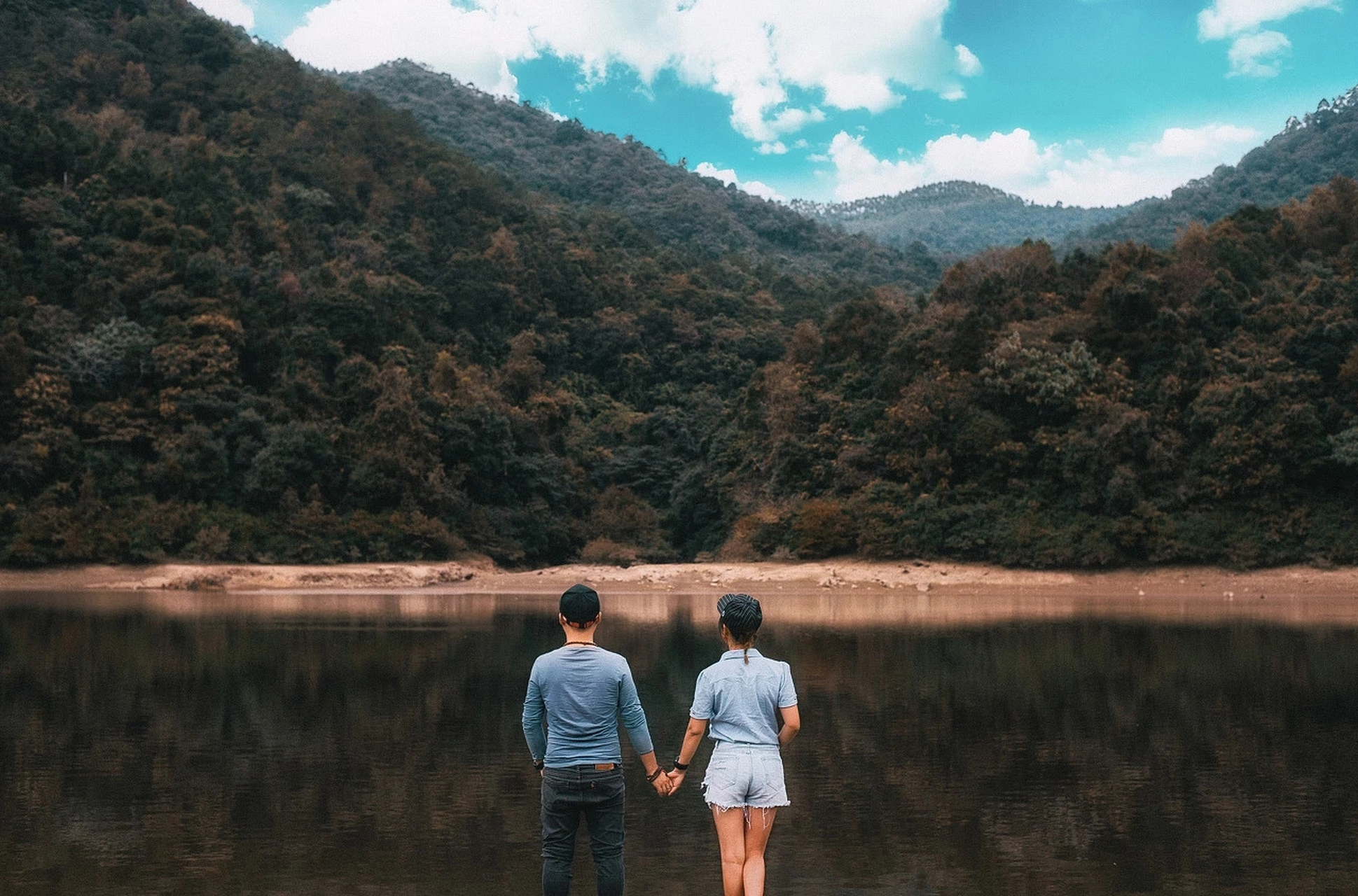 婚姻的本质 婚姻的本质其实就是: 两个人一起吃,一起睡,一起聊.