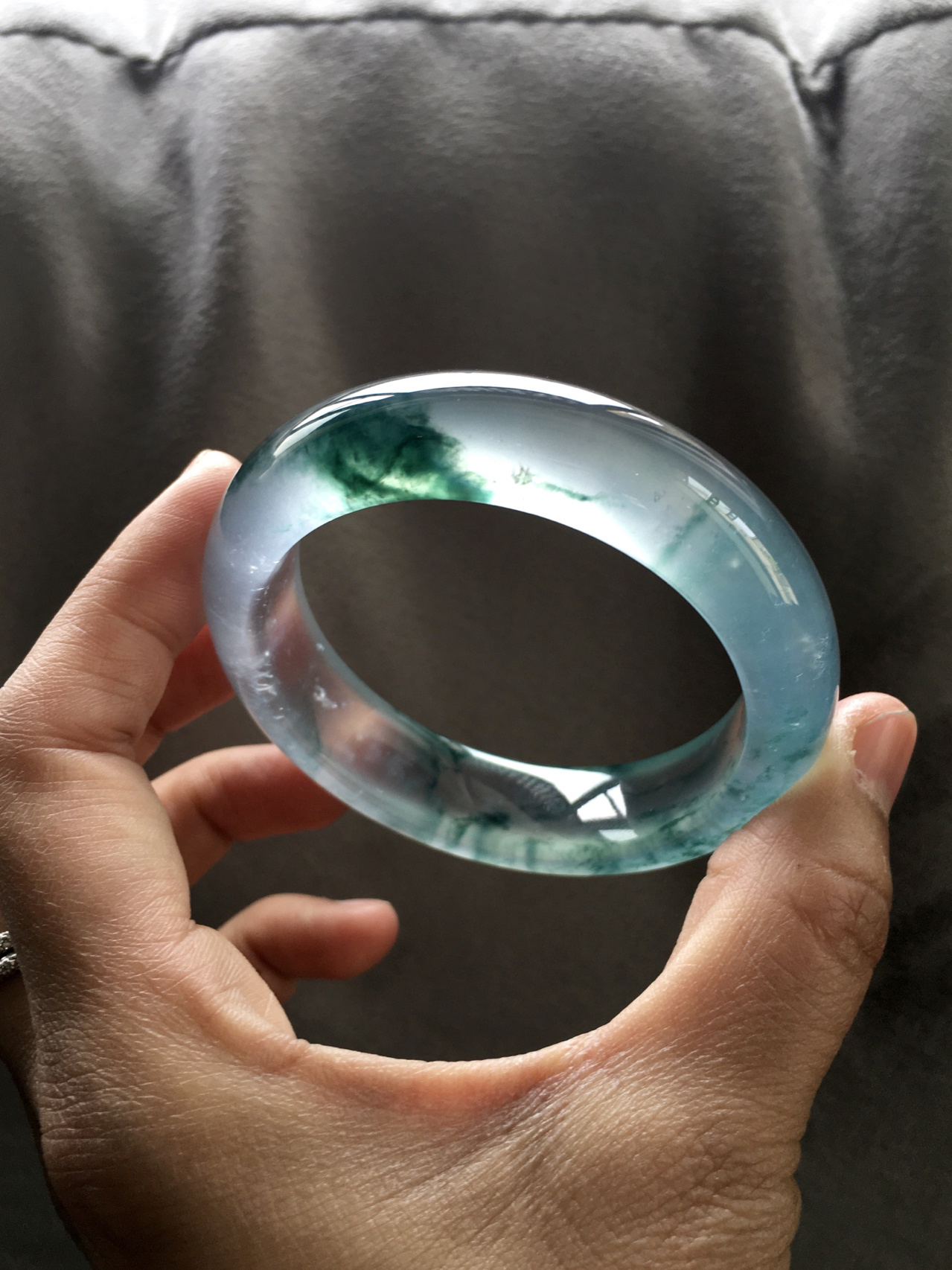 见过的最美的一条玻璃种飘花翡翠手镯