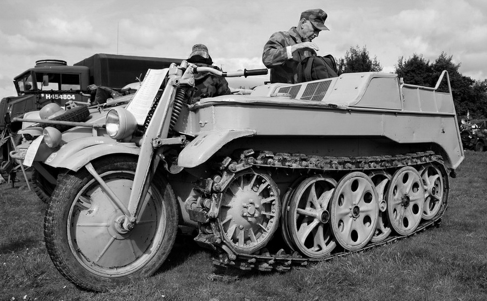 一辆刚刚出土的sdkfz 2 676767半履带摩托车.