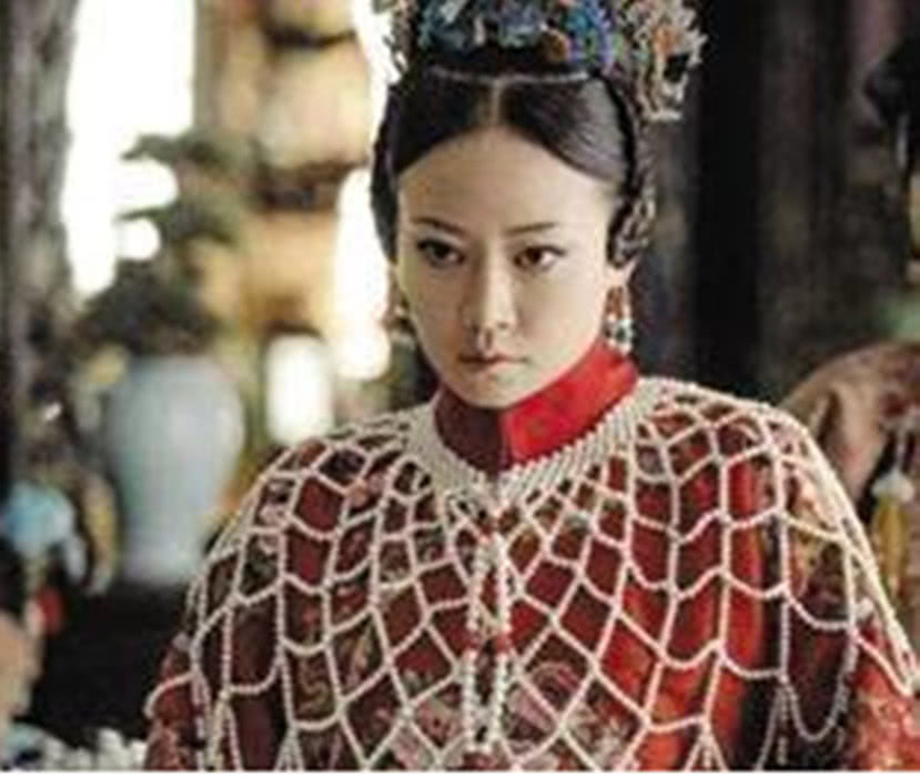 新婚夜,寡妇拿出一件珍珠衫,谁料这是新郎送给前妻的定情物