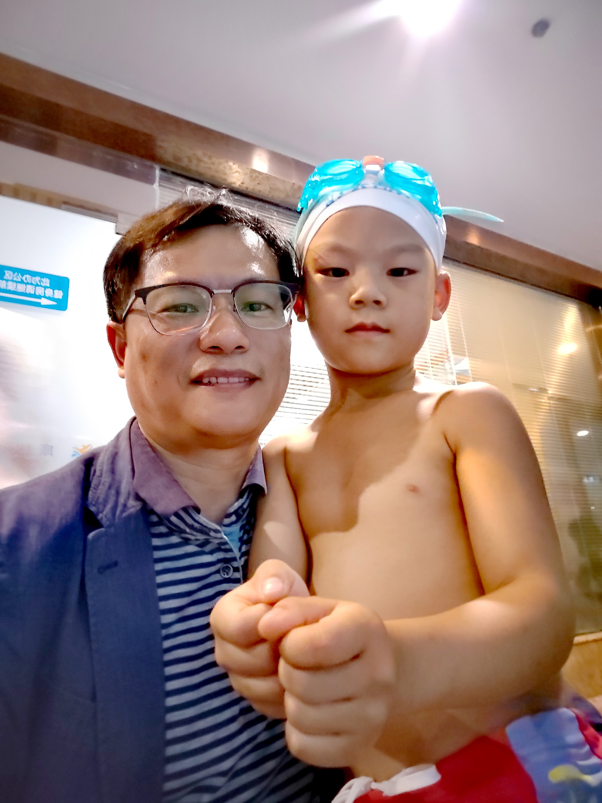 游是一种自由 可这需要奋力向前 泳是你在飘浮 而