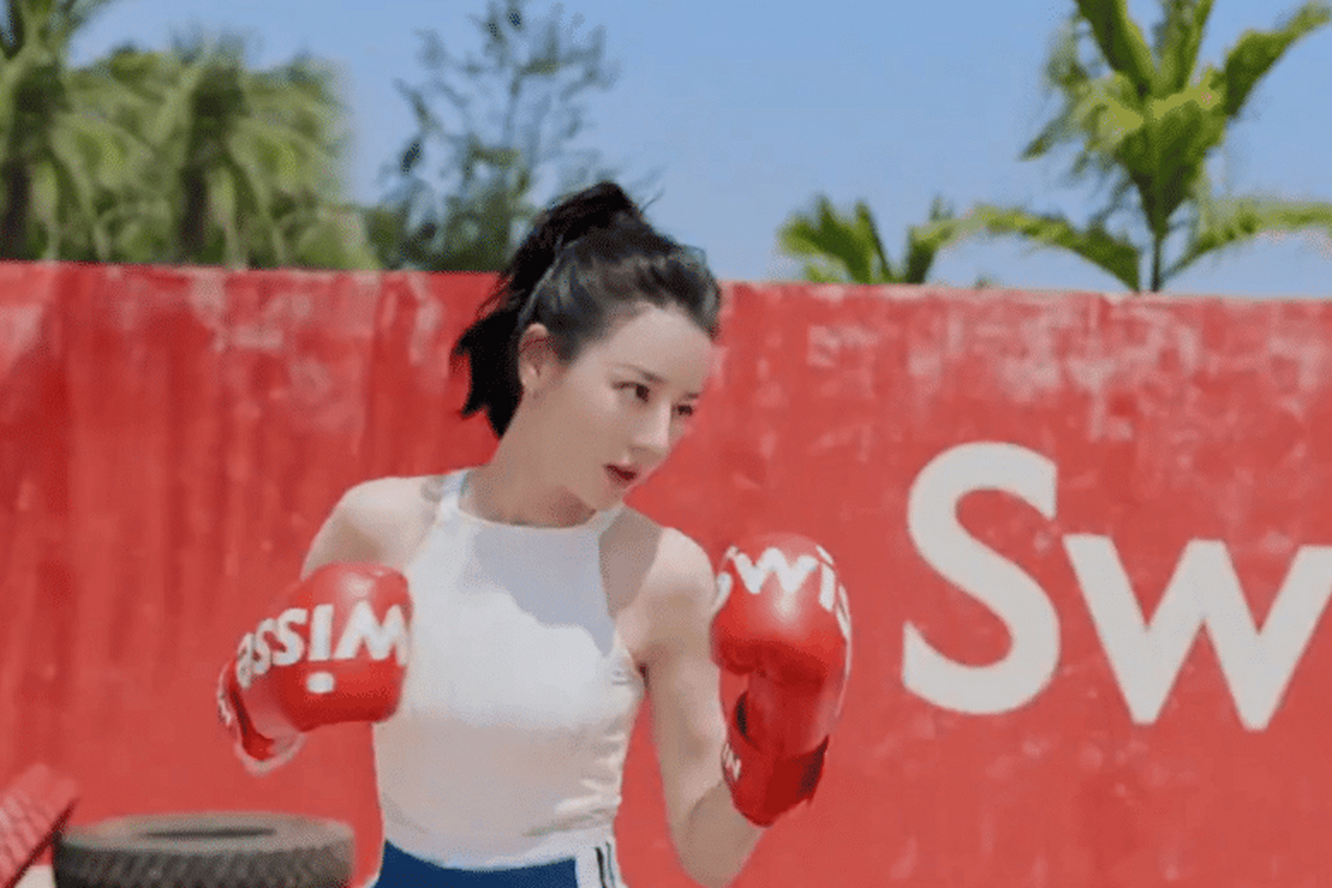 迪丽热巴海边拳击# 最新造型曝光,这支棱起来的肌肉线条,不愧是超