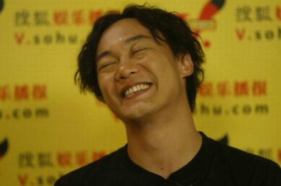 陈奕迅:香港乐坛的著名歌手,《谢谢侬》这首歌充满了温馨和感动