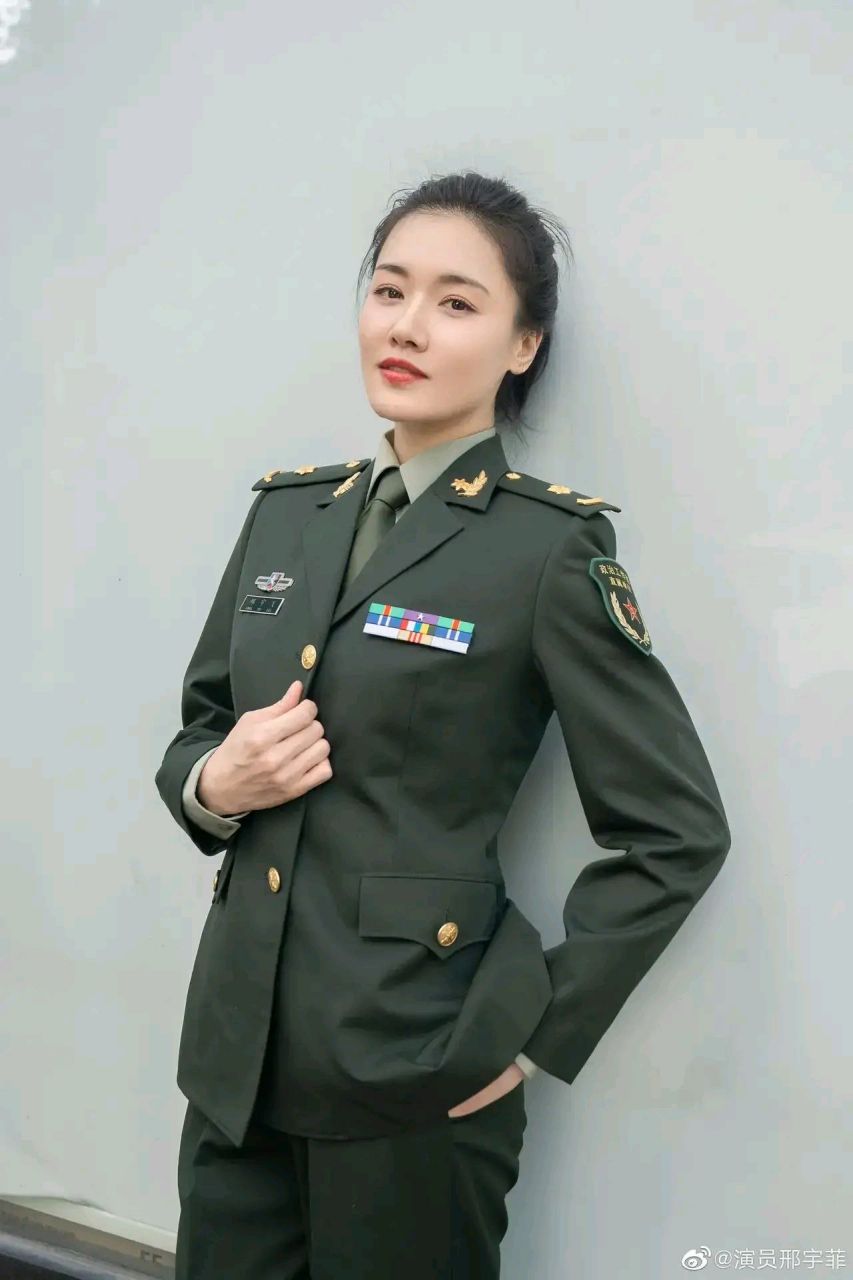 40岁的邢宇菲没想到穿上军装以后这么英姿飒爽,这身材,这颜值,没想到