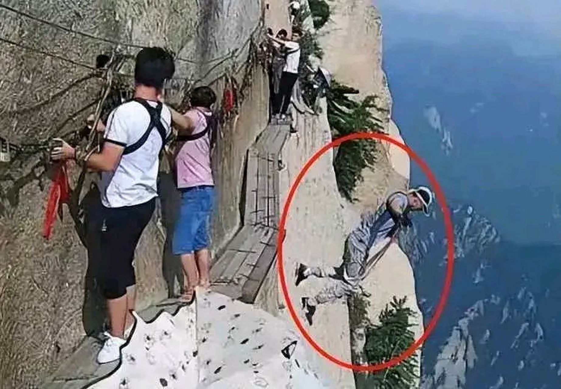 天门山跳崖事件真相迷雾重重,互不相关的4人之前生活和状态都很正常