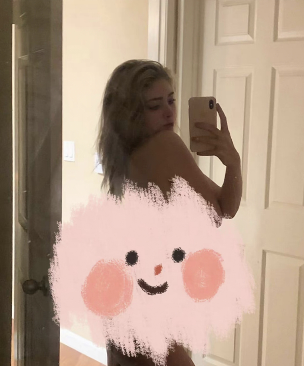 游戏》女演员薇洛·西尔德斯在社交媒体上分享了一张全裸侧身自拍照