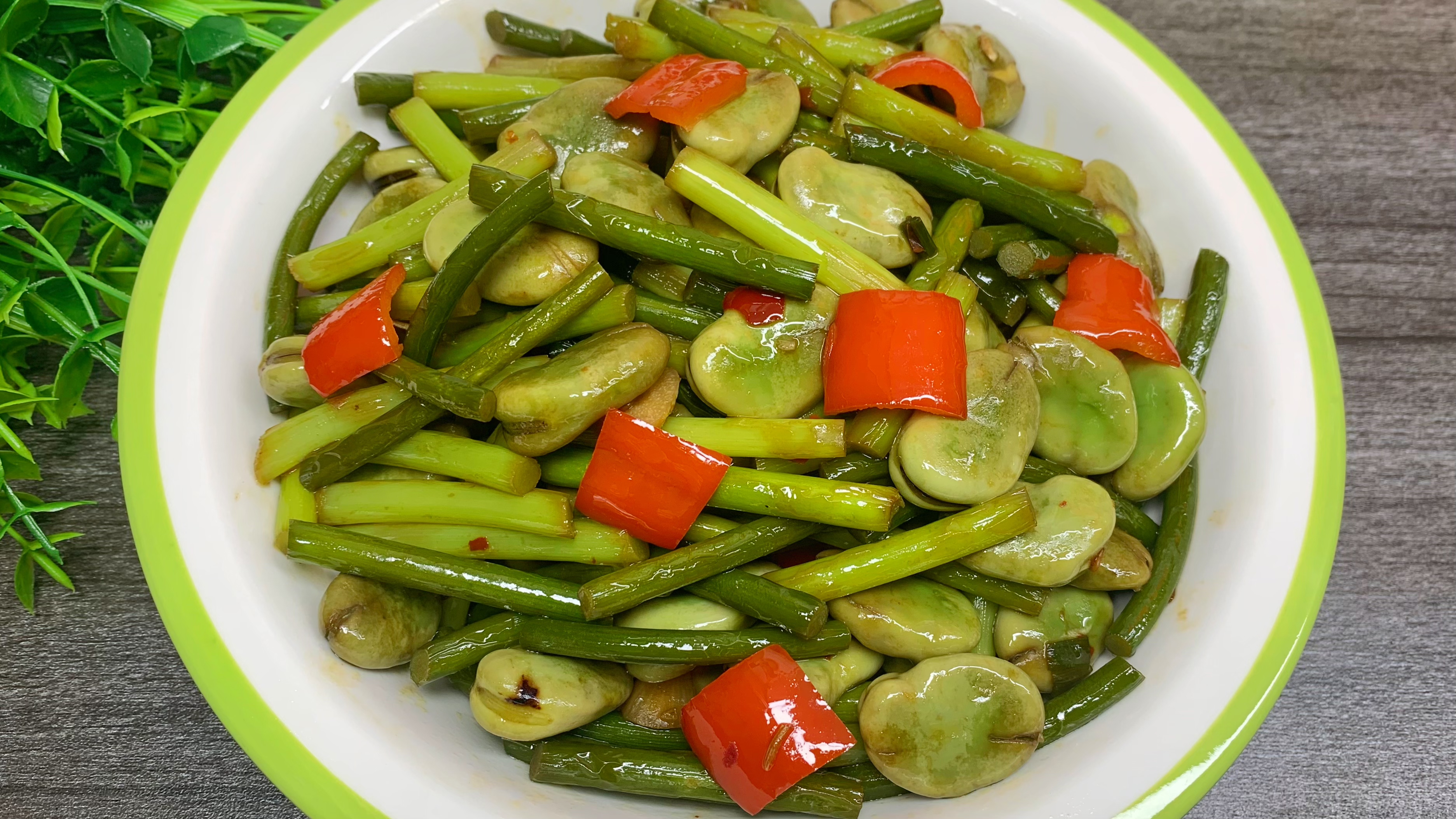 经典农家特色菜,蒜苗烧蚕豆,鲜香味美,软烂入味,下酒又下饭