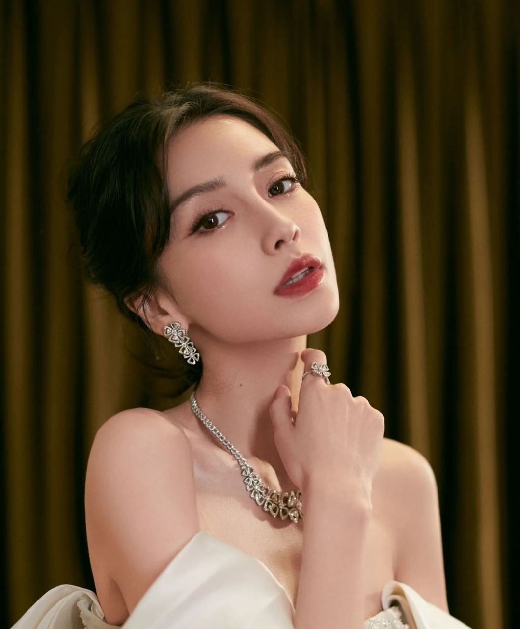 杨颖# 一袭白色抹胸落地长裙,婀娜多姿的曼妙身姿,香肩玉背,风姿丛技