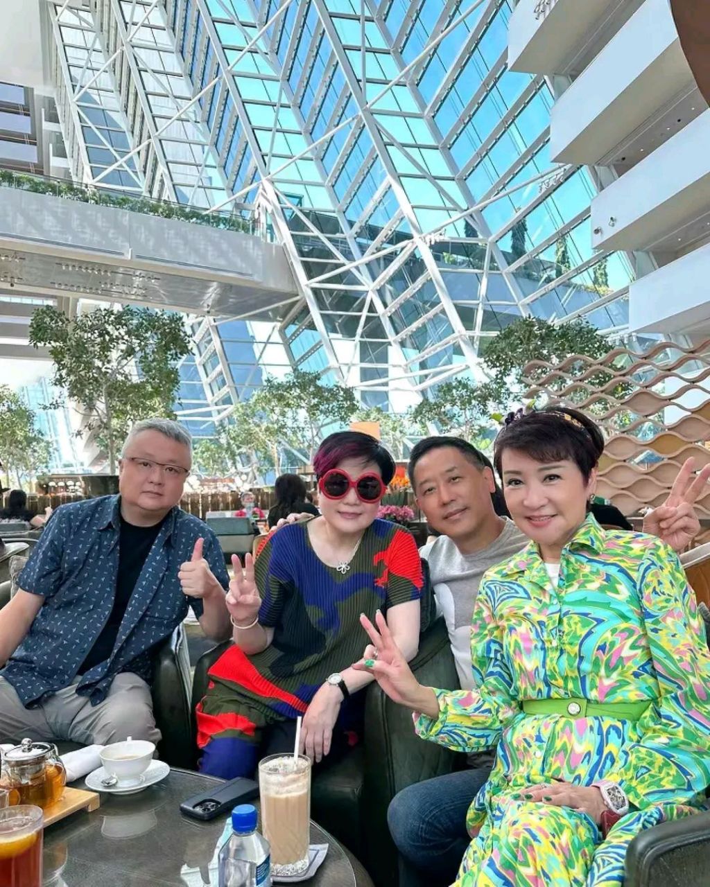 张国荣经纪人陈淑芬曝照,继承张国荣2亿遗产的唐唐罕见出境,和朋友