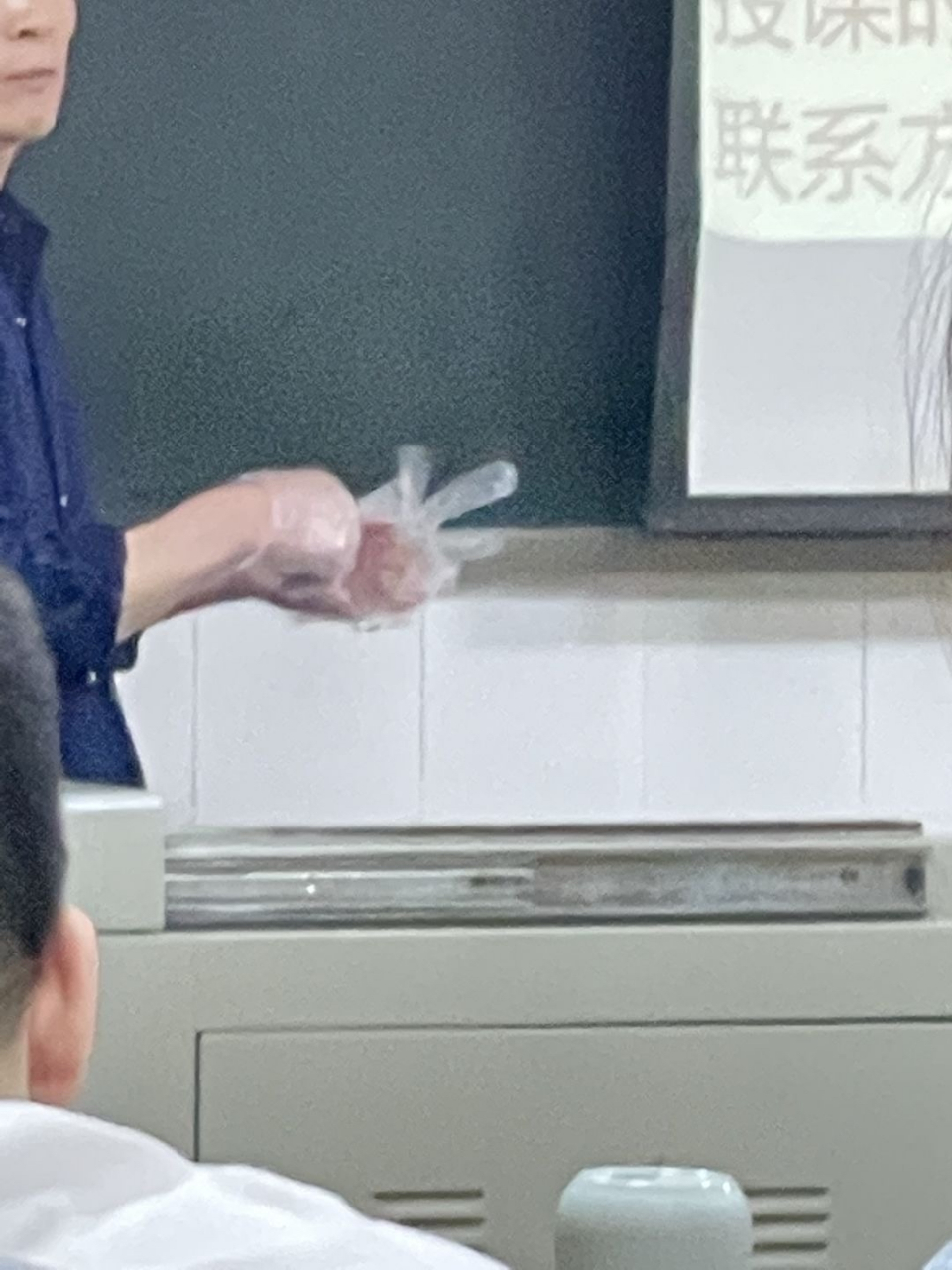 老师上课戴一次性手套干嘛?