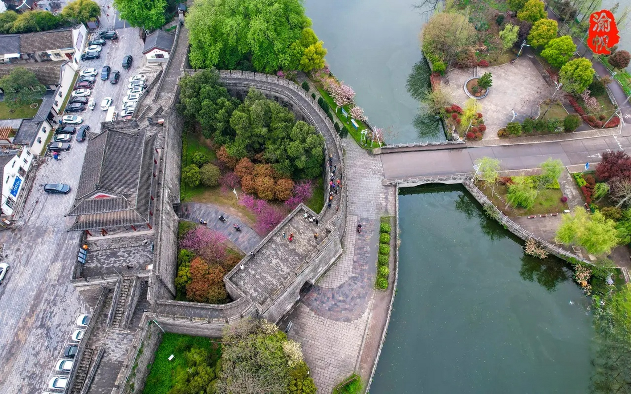荆州城虽历史悠久,始建于汉代,可是几经战火,荆州城墙明末全部被毁