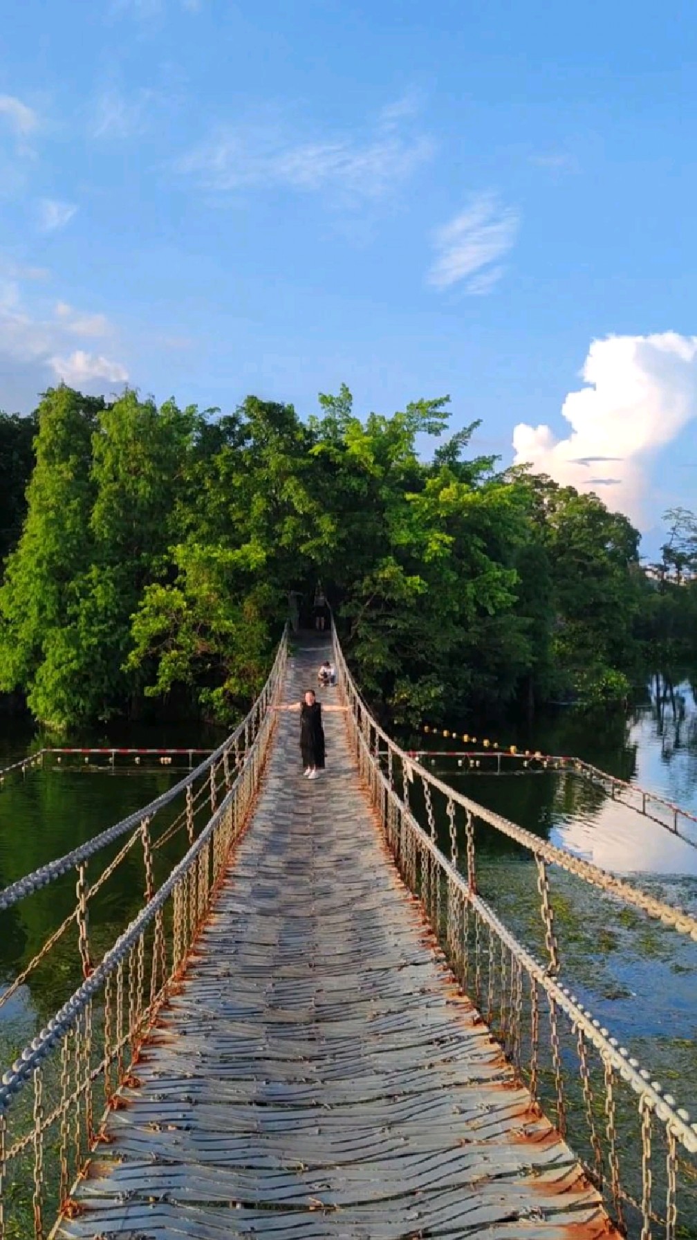 游肇庆七星岩铁索桥,不经意笑了-度小视